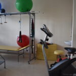 sala do ćwiczeń, znajdują się w niej m.in. rower stacjonarny, piłki, materace, drabinki, wyciągi