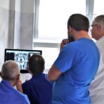 Lekarze przeglądają obraz z badania USG i rezonansu na monitorze
