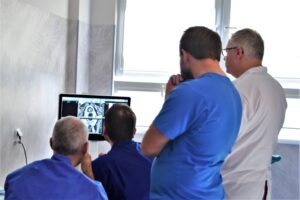 Lekarze przeglądają obraz z badania USG i rezonansu na monitorze