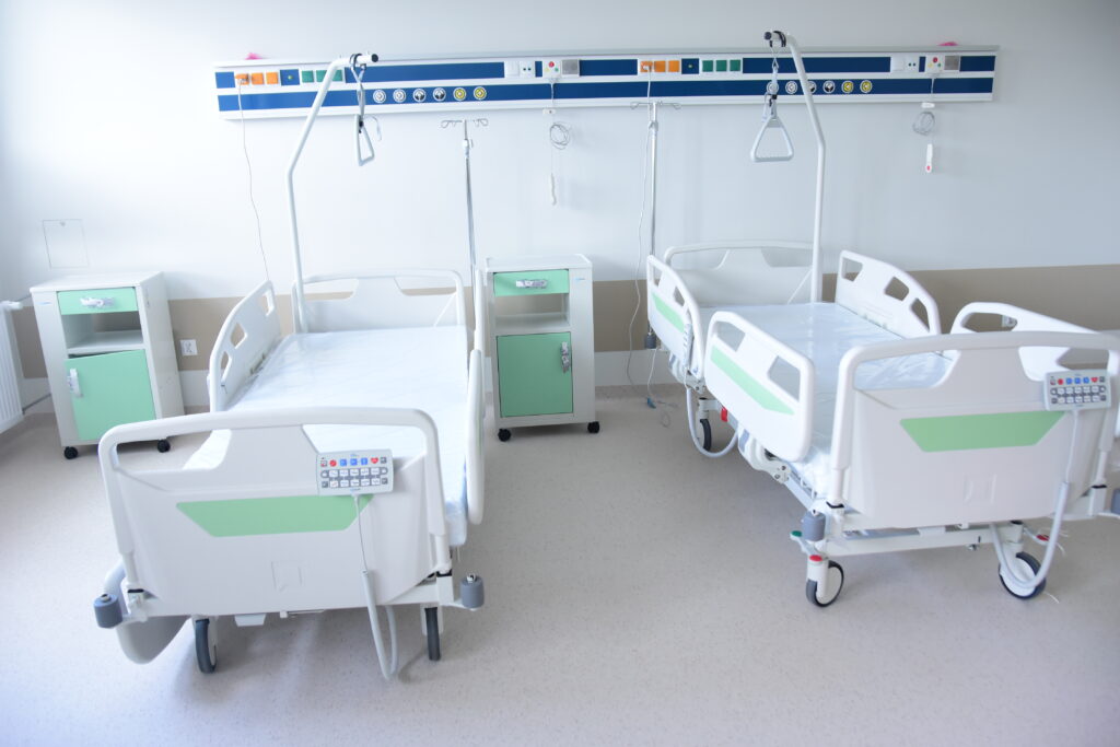 sala chorych na oddziale, dwa nowe łóżka, obok szafki