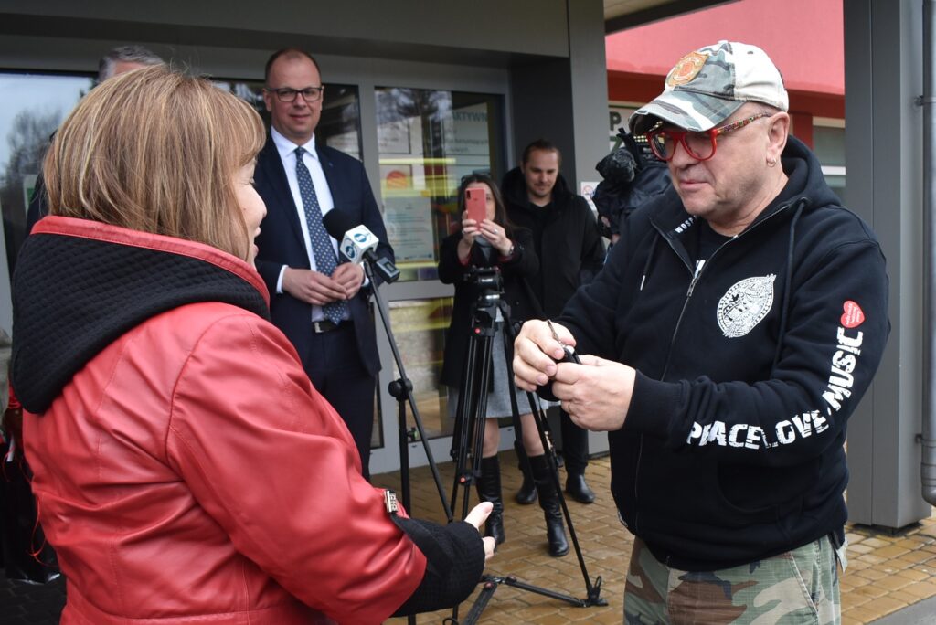 Jurek Owsiak wręcza kluczyki do karetki dyrektor szpitala Barbarze Stawarz