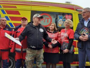 Przy karetce Jurek Owsiak z dyrektor Barbarą Stawarz, przedstawicielami WOŚP Przemyśl i kierowcami