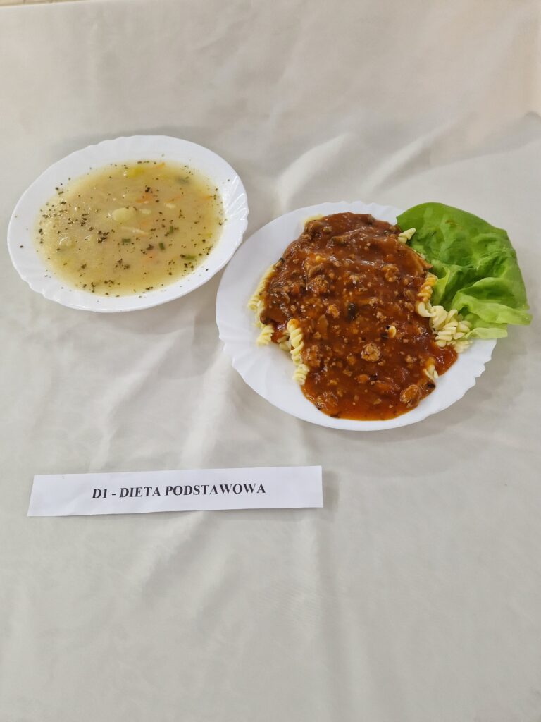 Makaron świderki z sosem bolońskim i zupa