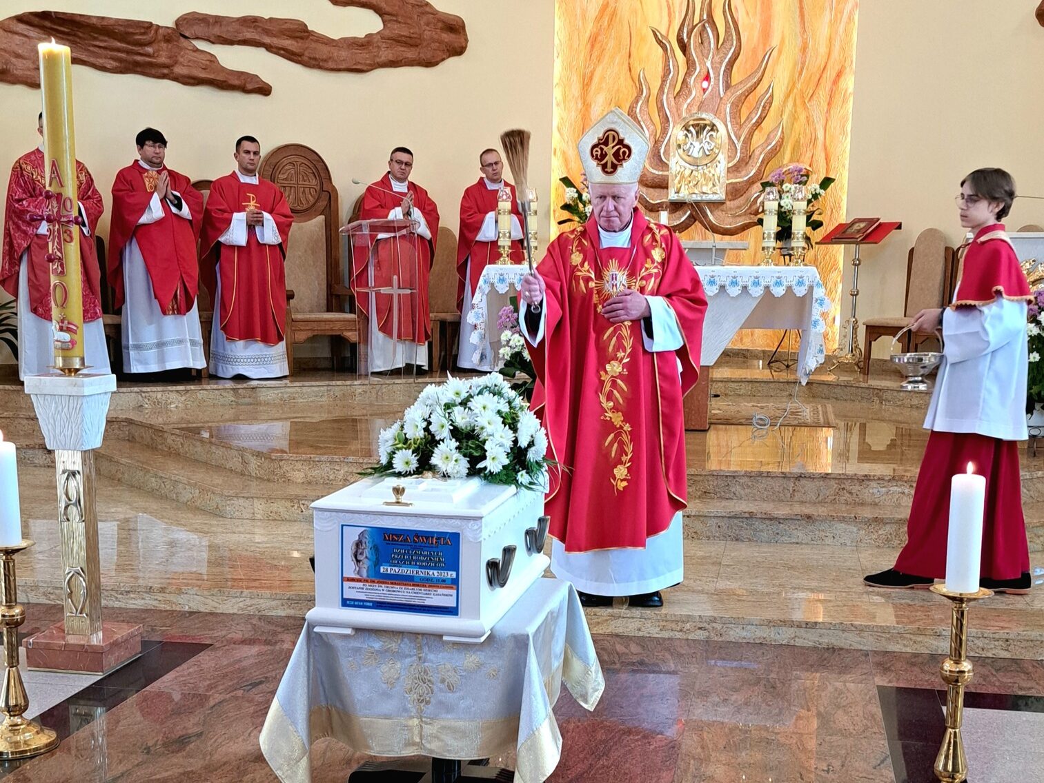 biskup kropi trumnę wodą święconą