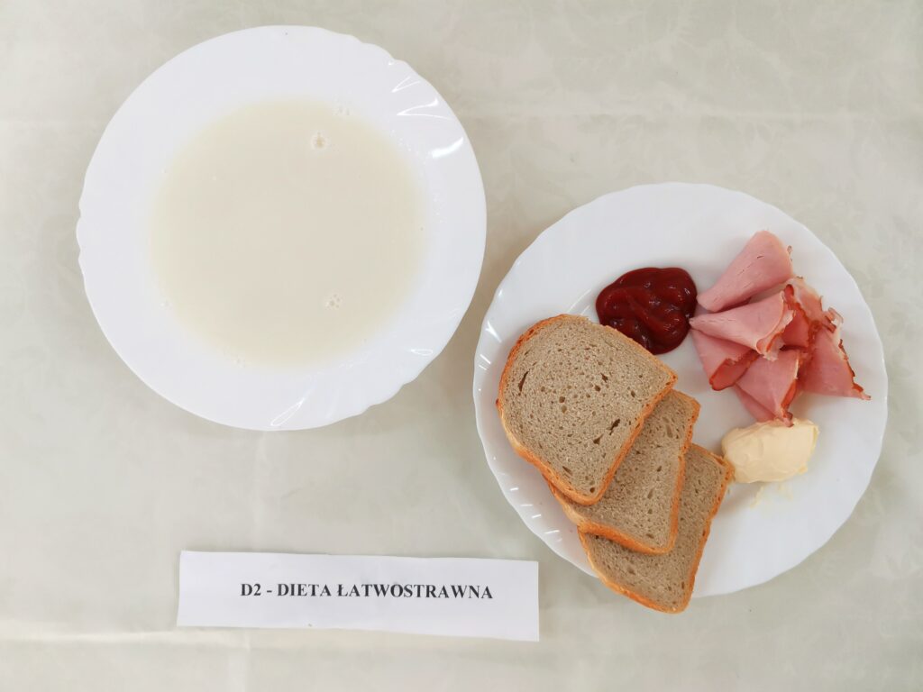 Zupa mleczna, kromki chleba, masło i szynka