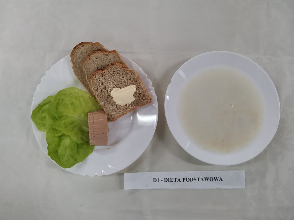 Chleb, masło, pasztet i zupa mleczna