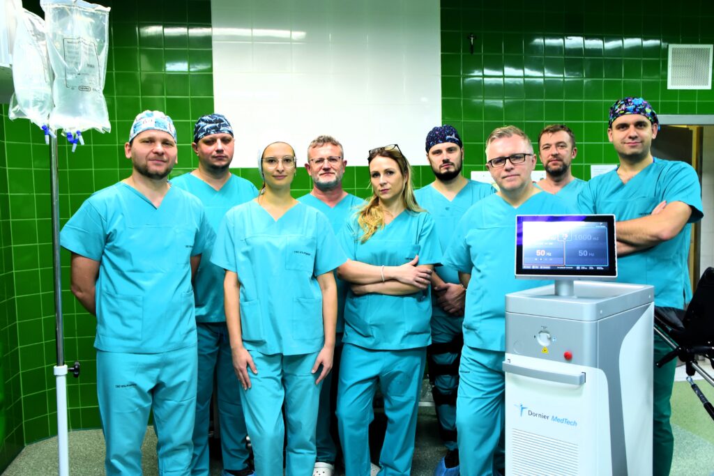 zdjęcie grupowe personelu na sali operacyjnej