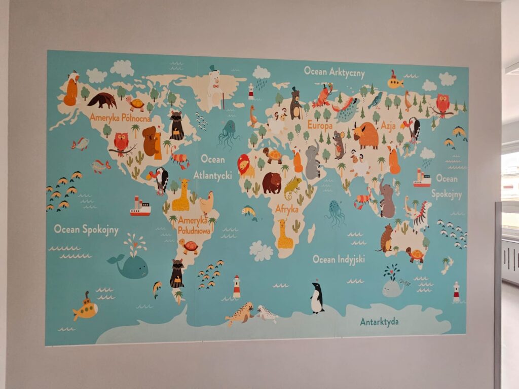 kolorowa mapa świata na ścianie świetlicy