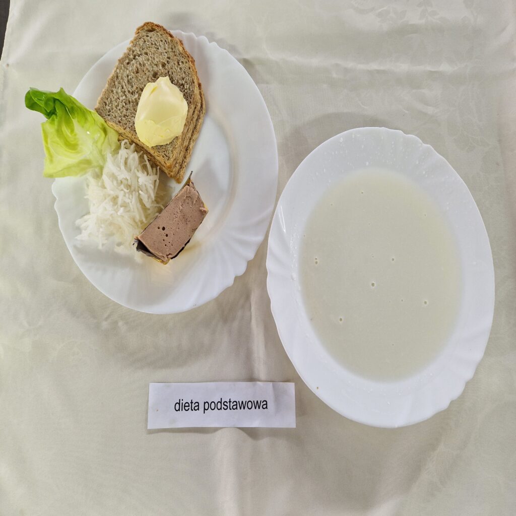 zupa mleczna, chleb, masło, pasztet, sałata zielona
