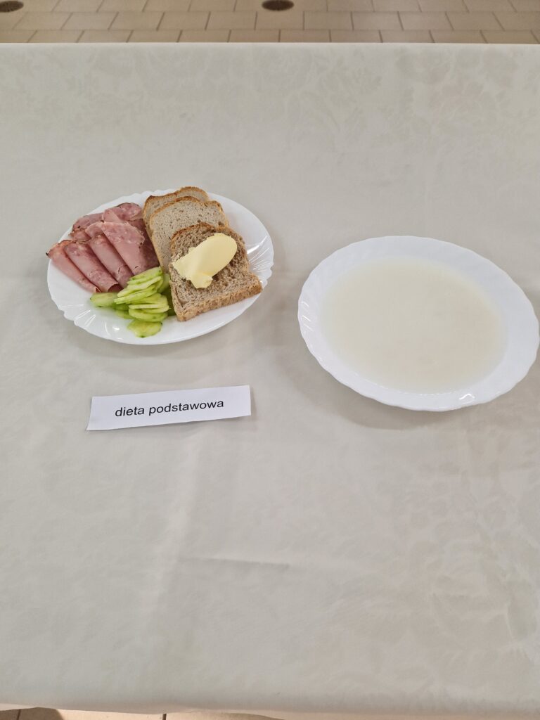 zupa mleczna, chleb, masło, wędlina w plastrach, ogórek