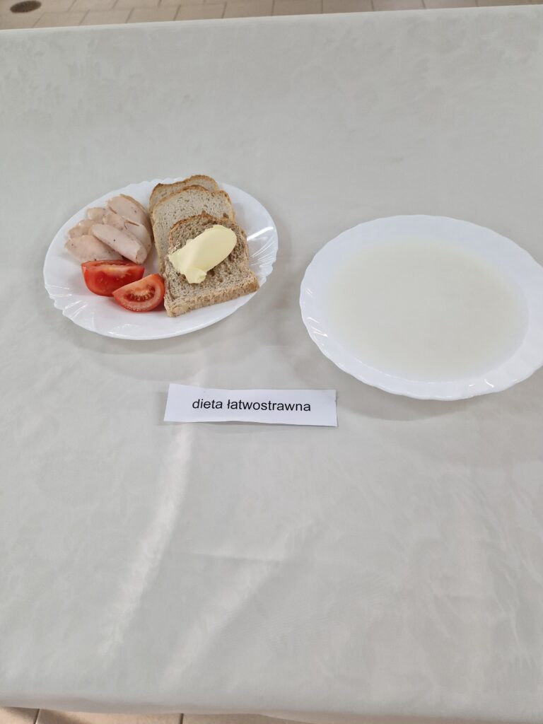 zupa mleczna, chleb, masło, wędlina w plastrach, pomidor
