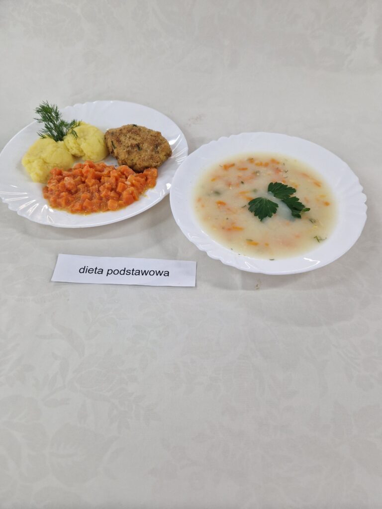 Zupa, marchewka, ziemniaki puree i kotlet