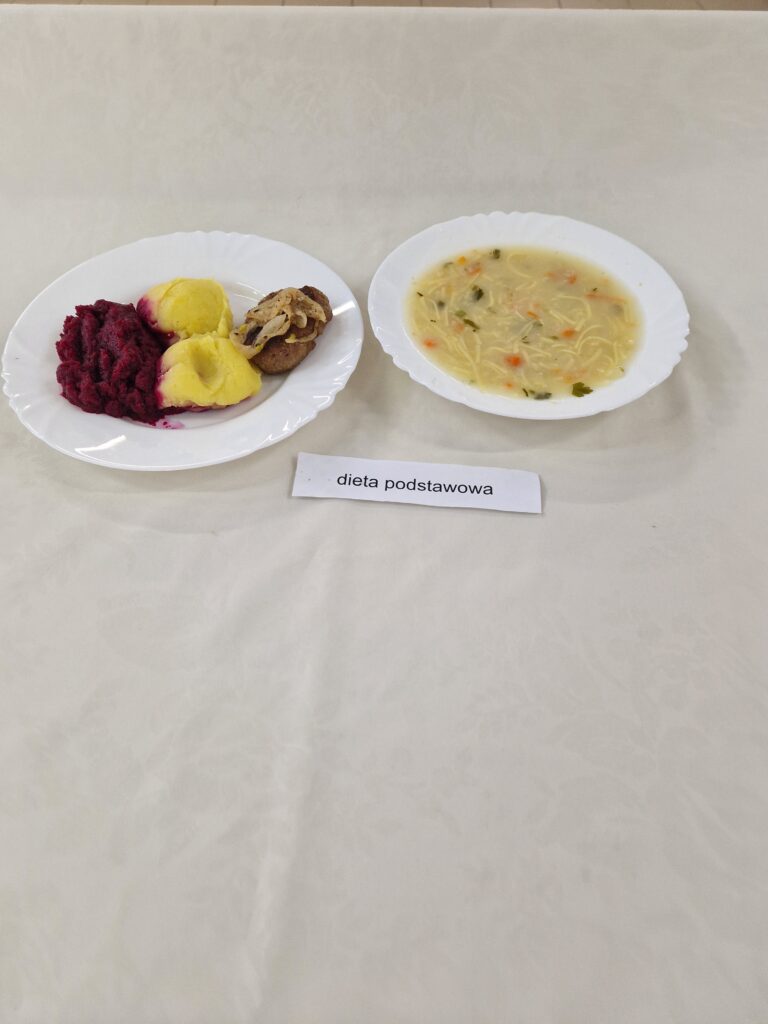Ziemniaki, ćwikła i zupa z makaronem