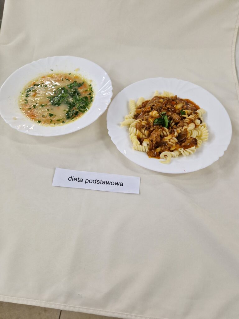 Zupa, spaghetti z sosem i mięsem
