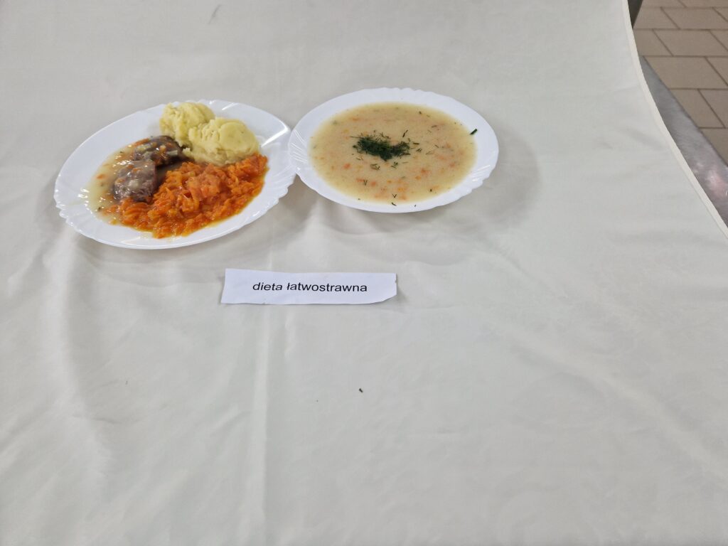 Zupa, gulasz, ziemniaki i tarta marchewka