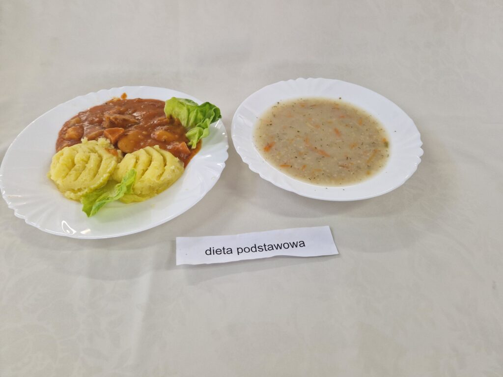 Ziemniaki, gulasz, sałata, zupa