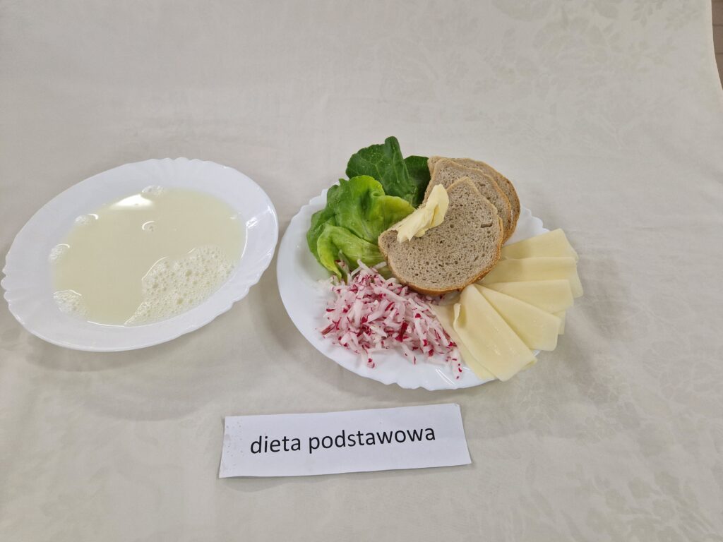 Pieczywo, masło, ser żółty, zupa mleczna