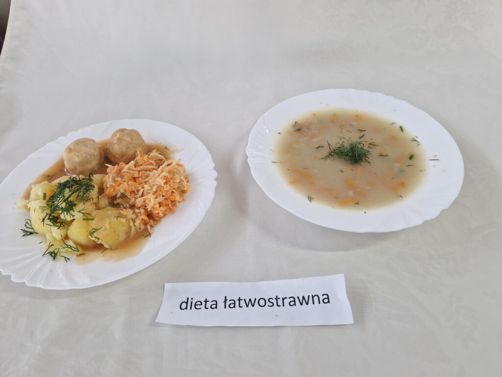 ziemniaki, pulpety, surówka, zupa warzywna