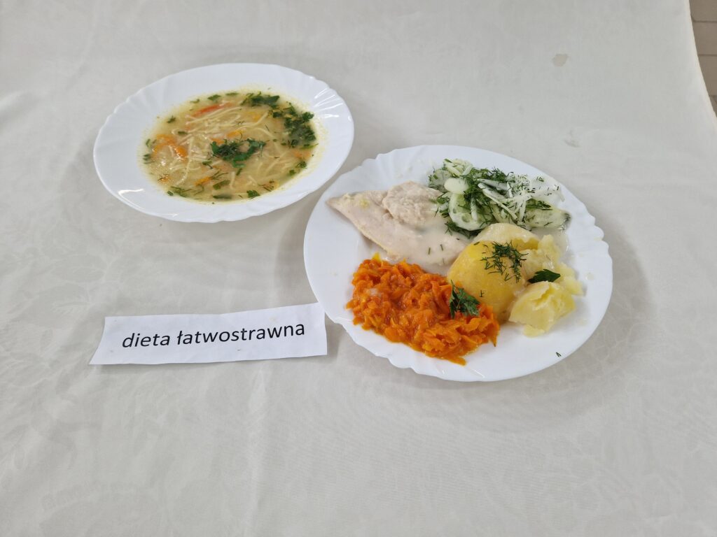 ziemniaki, ogórek, marchewka, zupa z makaronem