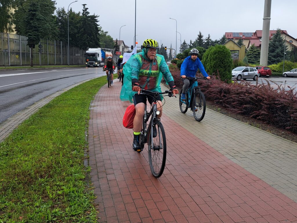 rowerzyści jadą ścieżką rowerową