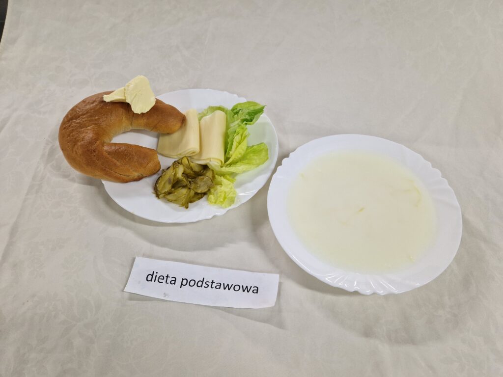 rogal, sałata, masło, zupa mleczna