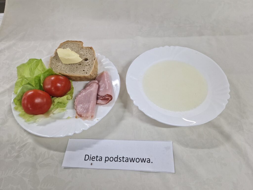 zupa mleczna, pomidor, szynka, pieczywo 