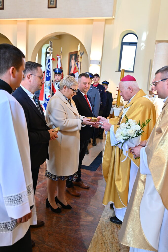 procesja z darami ofiarnymi do ołtarza