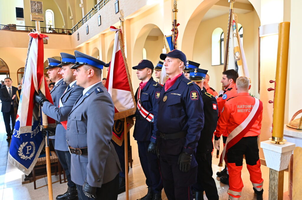 poczty sztandarowe służb mundurowych w kościele