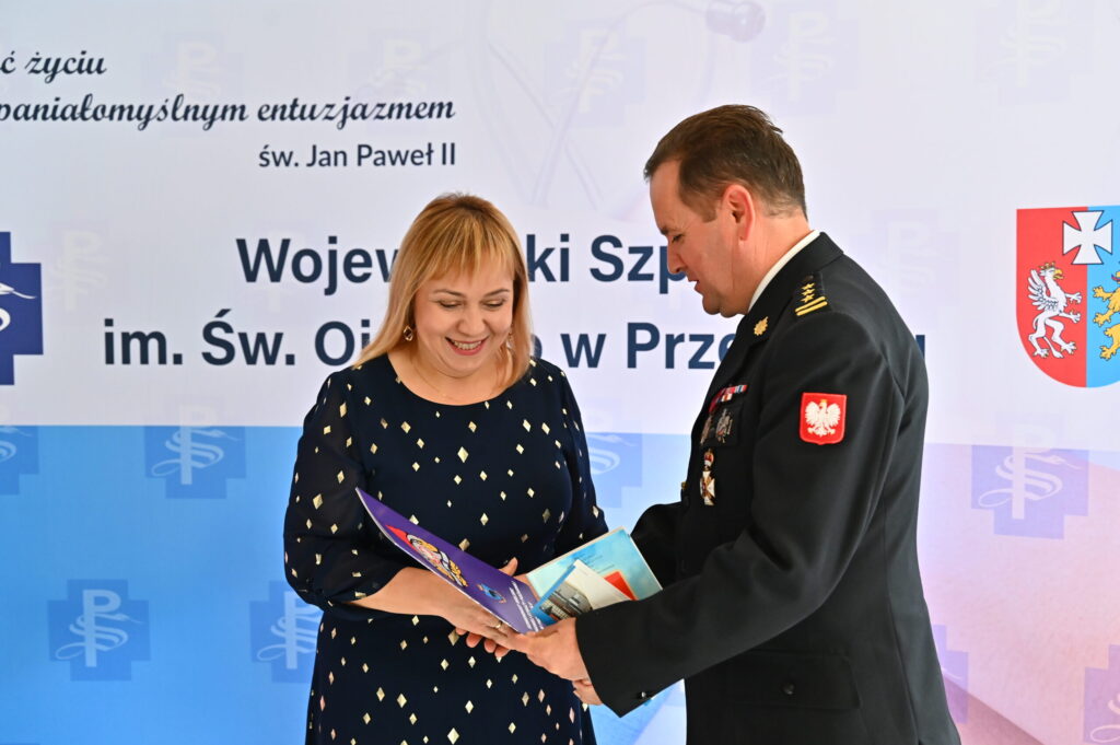 dyrektor szpitala odbiera gratulacje od komendanta straży pożarnej