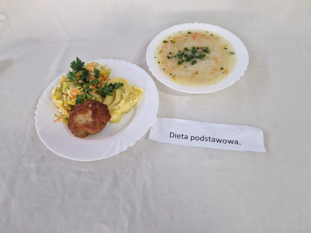 kotlet, ziemniaki, surówka, zupa warzywna