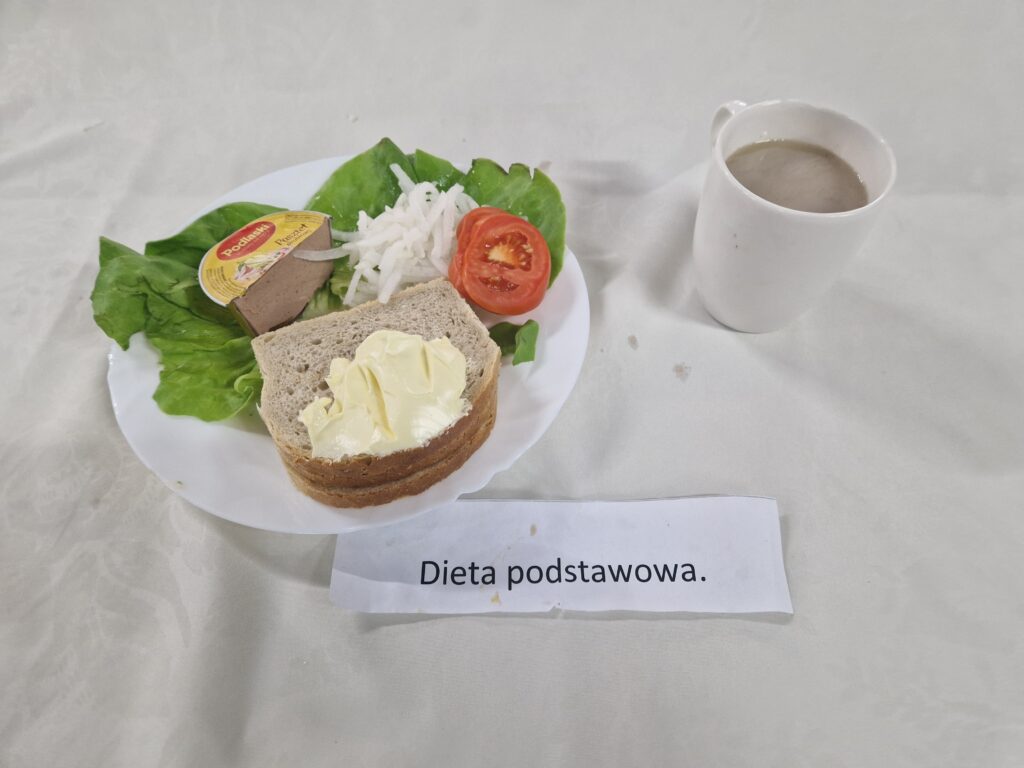 Pieczywo, masło, pasztet, kakao