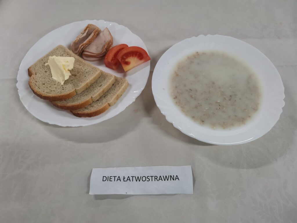 owsianka na mleku, pieczywo, pomidor