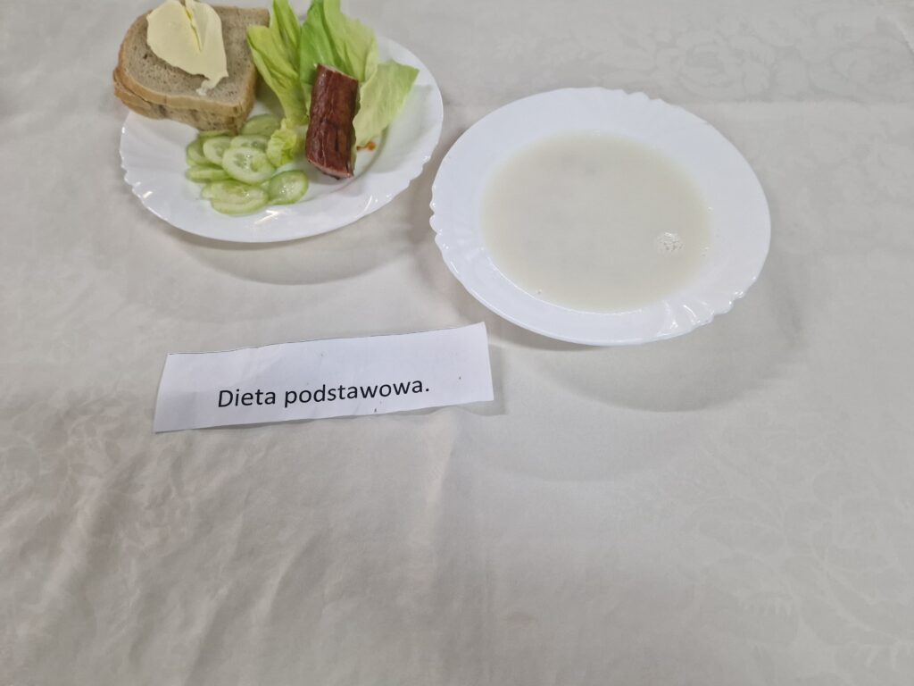 kiełbasa, zupa mleczna, ogórek, pieczywo