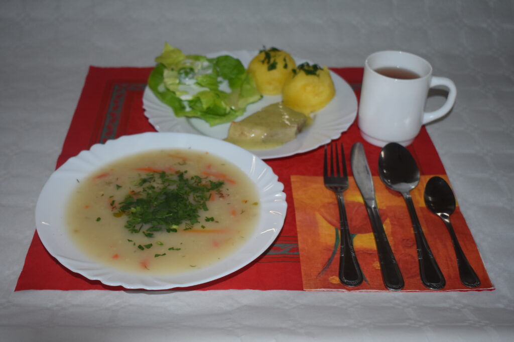 zupa, ziemniaki, mięso, sałata