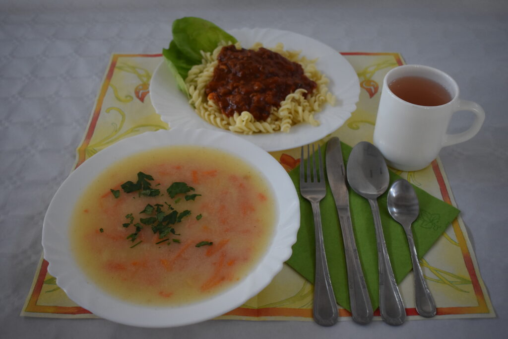 Zupa grysikowa, Makaron z sosem bolońskim, Kompot