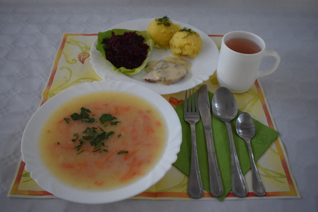 Zupa grysikowa, Schab pieczony w sosie, Ziemniaki, Buraczki zasmażane, Kompot