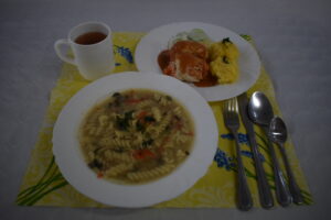 Zupa pieczarkowa z makaronem, roladka drobiowa faszerowana jarzynami, sos pomidorowy, ziemniaki, mizeria ze śmietaną, kompot