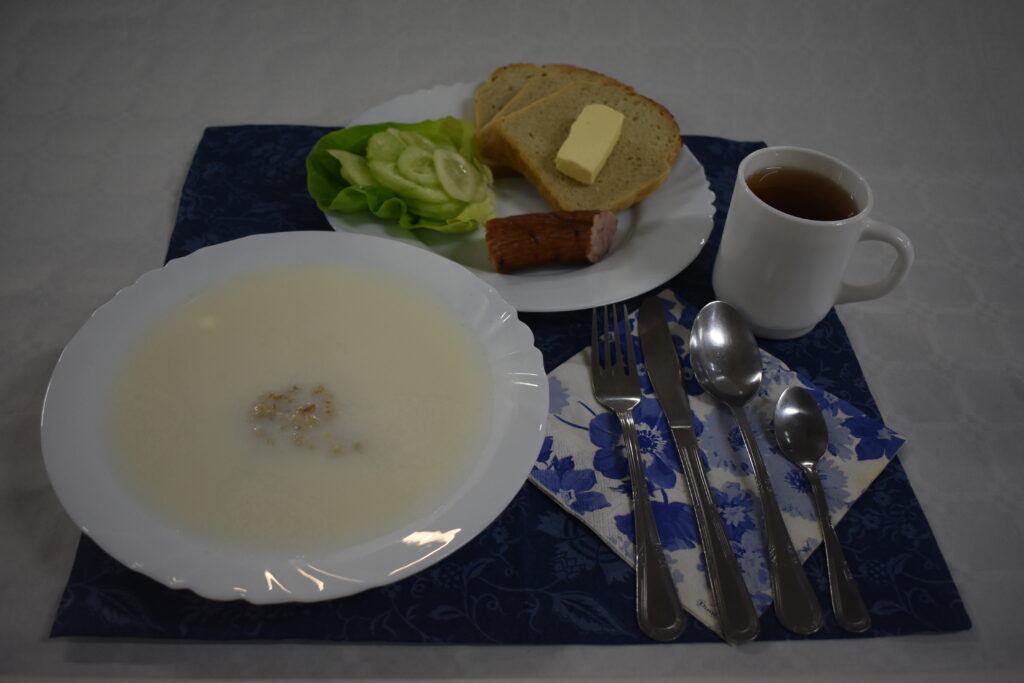 kiełbasa, ogórek, masło, chleb