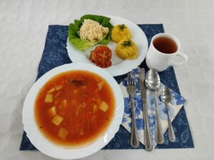 ziemniaki, surówka, zupa pomidorowa
