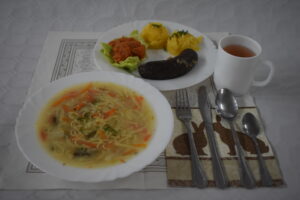 kaszanka, ziemniaki, surówka