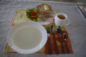 wędlina, pomidor, masło, pieczywo