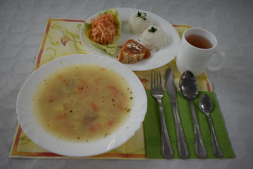 ryż, surówka, mięso, zupa