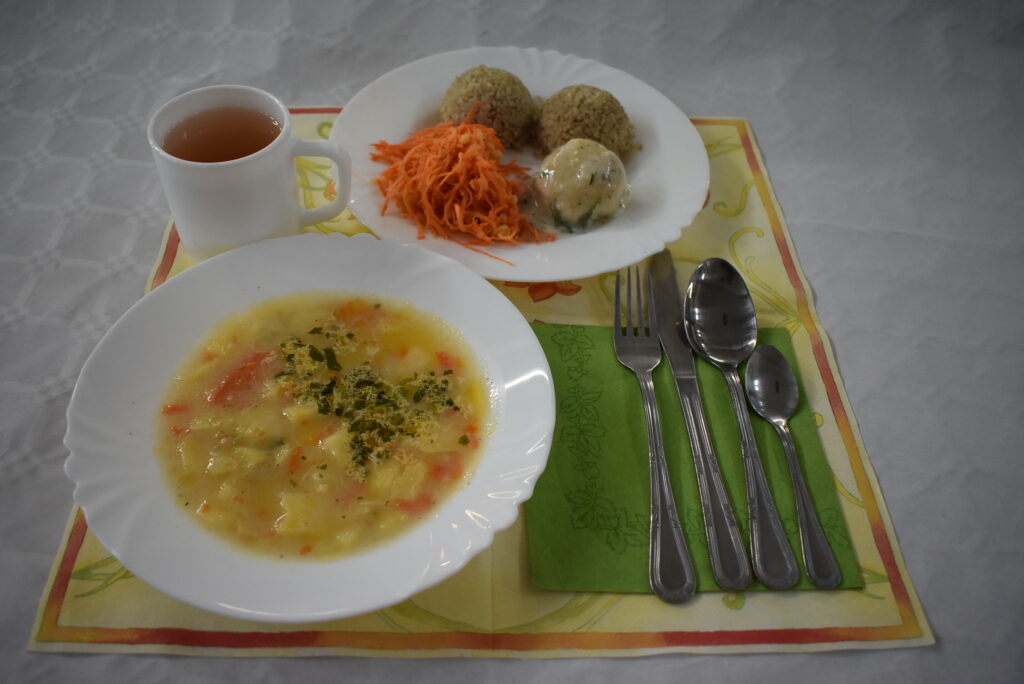 kasza, surówka, mięso, zupa