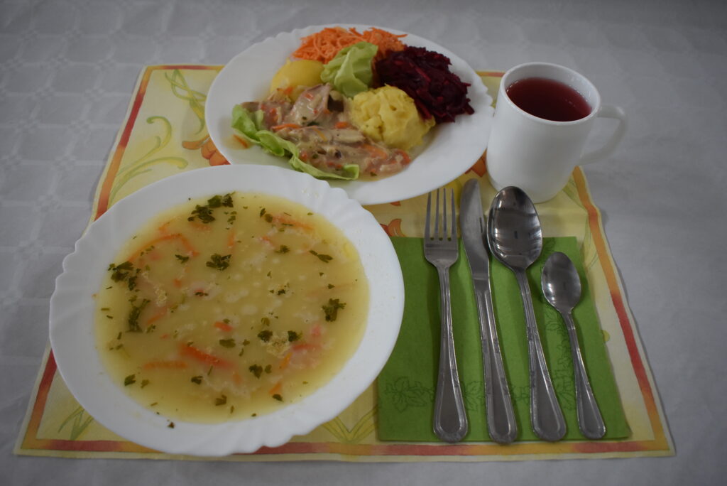 zupa jarzynowa, buraczki, surówka, ziemniaki