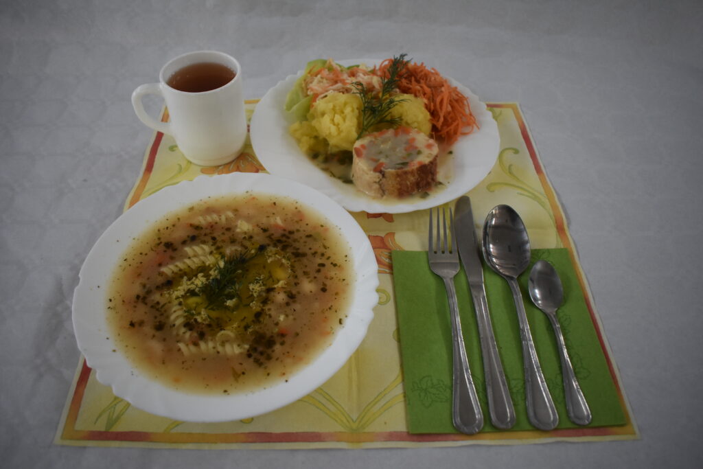 zupa jarzynowa, herbata, ziemniaki, surówka