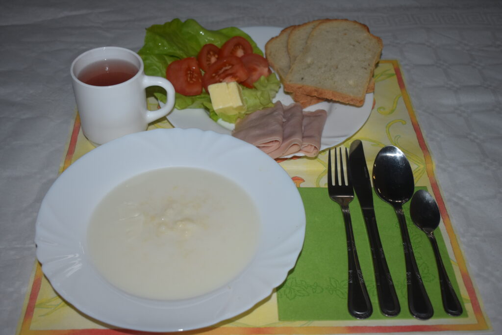 pomidor, pieczywo, szynka, zupa mleczna