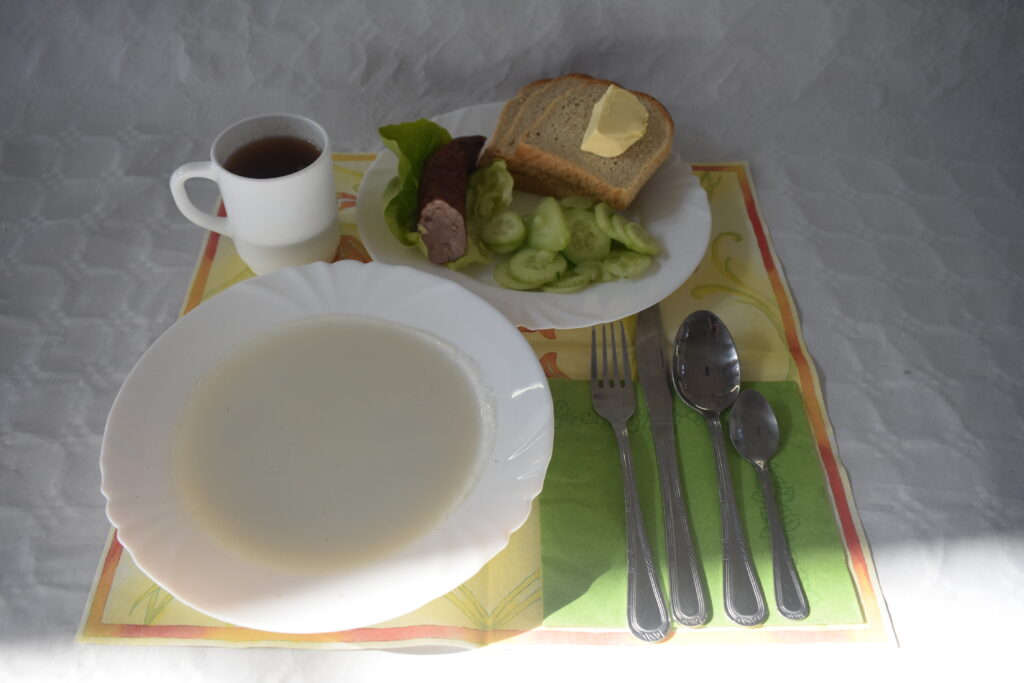 kiełbasa, pieczywo, ogórek, masło