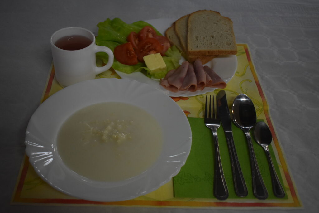 pieczywo, masło, pomidor, zupa mleczna