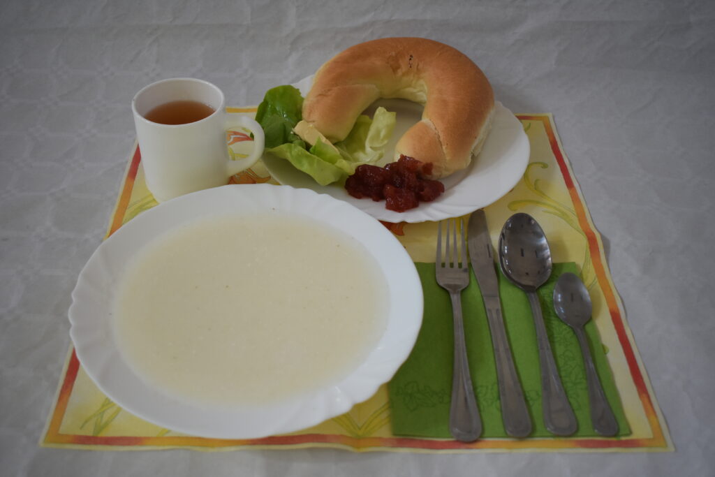 Rogal, marmolada, zupa mleczna