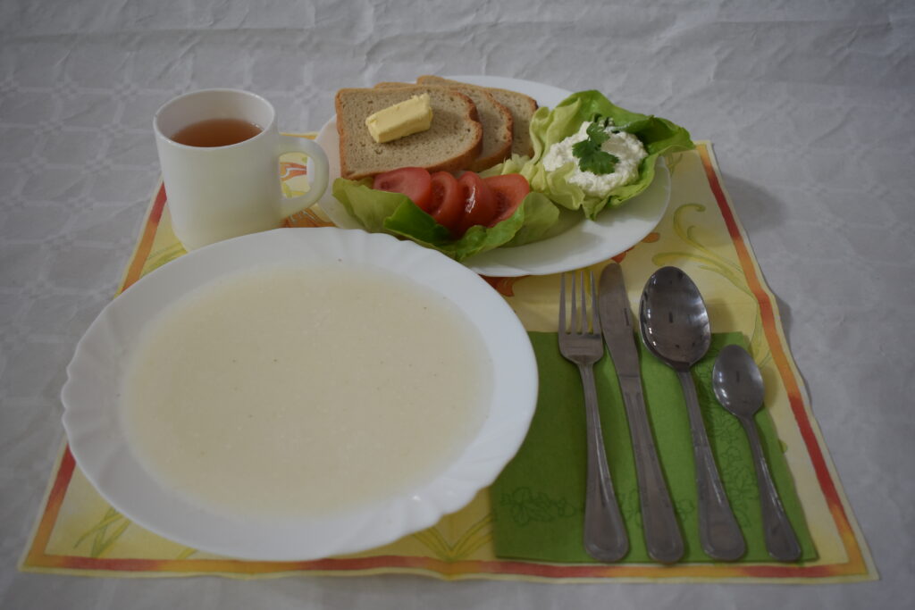 pomidor, masło, pieczywo, sałata